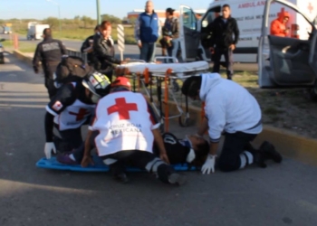 Mujer resulta lesionada en volcadura