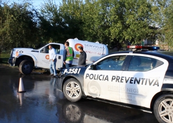 Pipa abastecida con gas se sale del camino