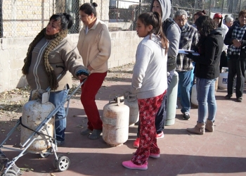 Entrega municipio cobertores y vales de gas