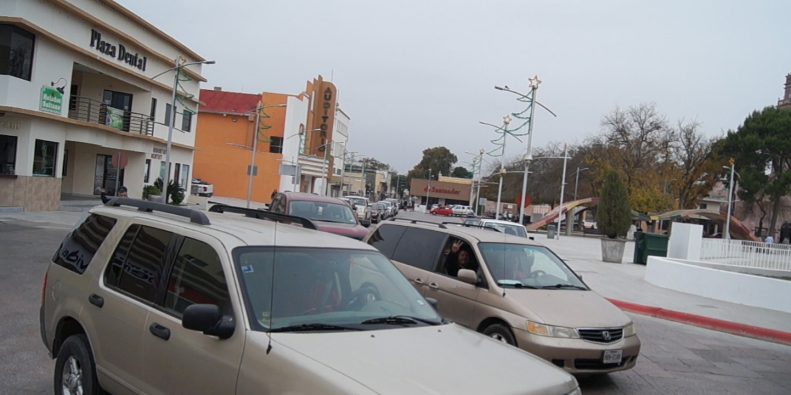 Se registran largas filas para cruzar a Eagle Pass