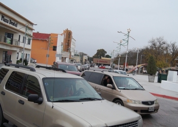 Se registran largas filas para cruzar a Eagle Pass