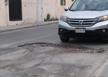 Bache en la calle Abasolo, pone en riesgo a los automovilistas