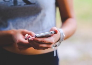 Abandonan a joven desnuda tras abusar de ella en cita a ciegas