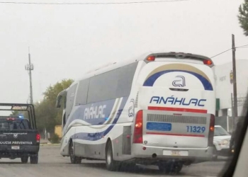 Hombres armados interceptan autobús y bajan a tres pasajeros