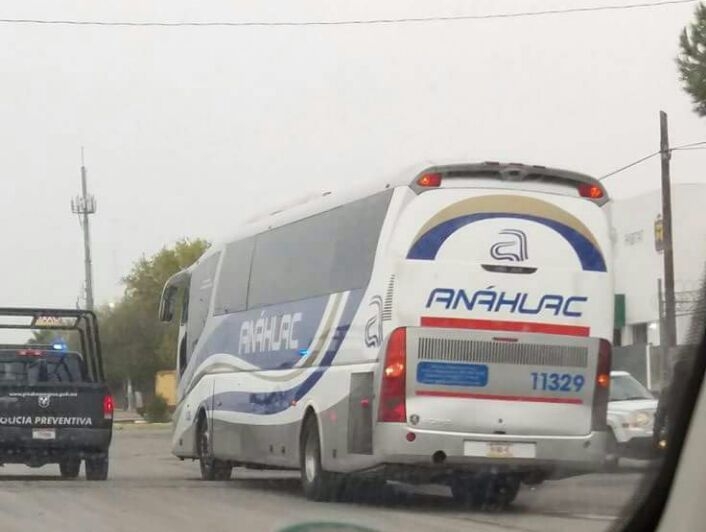 Hombres armados interceptan autobús y bajan a tres pasajeros