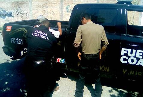 Le plantan droga y una pistola a chef
