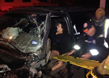 Mujer que quedó prensada tras choque tiene fracturada la cadera