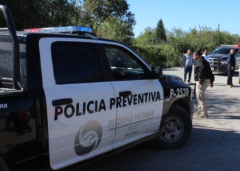 Se le va tiro a policía