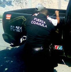 Elementos de Fuerza Coahuila roban y golpean a vendedor