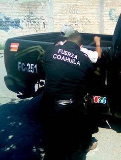 Elementos de Fuerza Coahuila roban y golpean a vendedor