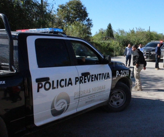Se le va tiro a policía