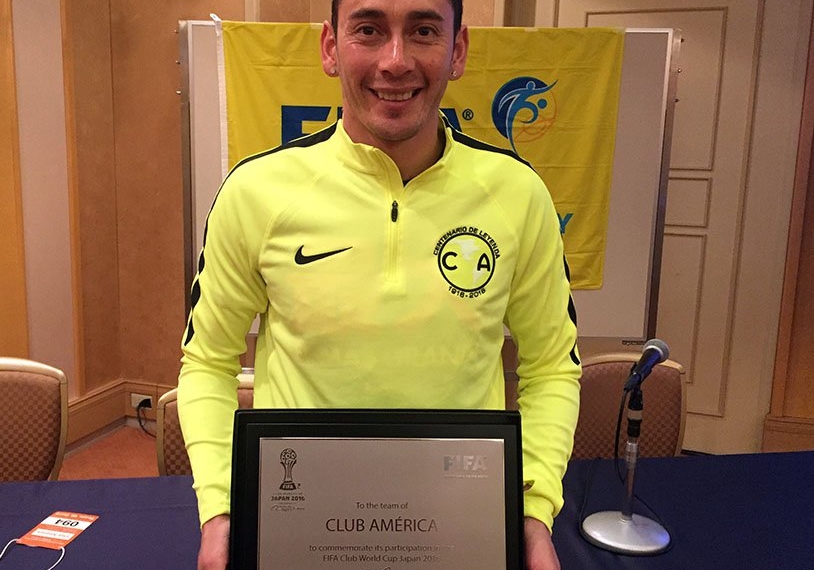 Rubens Sambueza recibe reconocimineto a nombre del América