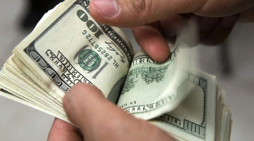 Dispara gasolinazo precio del dólar; cierra en 21.05 pesos