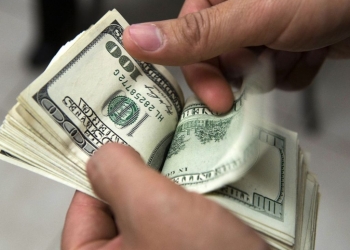 Dispara gasolinazo precio del dólar; cierra en 21.05 pesos