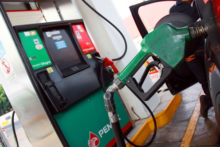 Gasolinazo lleva al dólar a 21.05 pesos