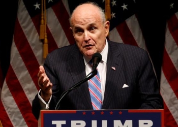 Giuliani le dice que no a Trump