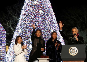 Los Obama prenden el árbol de Navidad por última vez