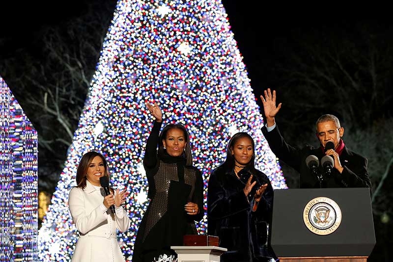 Los Obama prenden el árbol de Navidad por última vez
