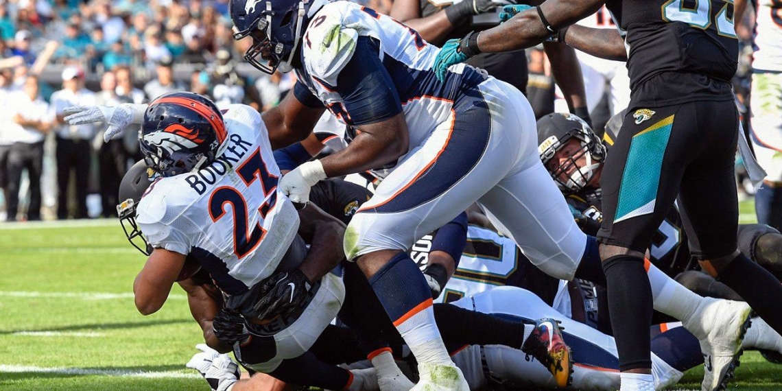 Broncos vencen con apuros a Jaguars y siguen en la pelea
