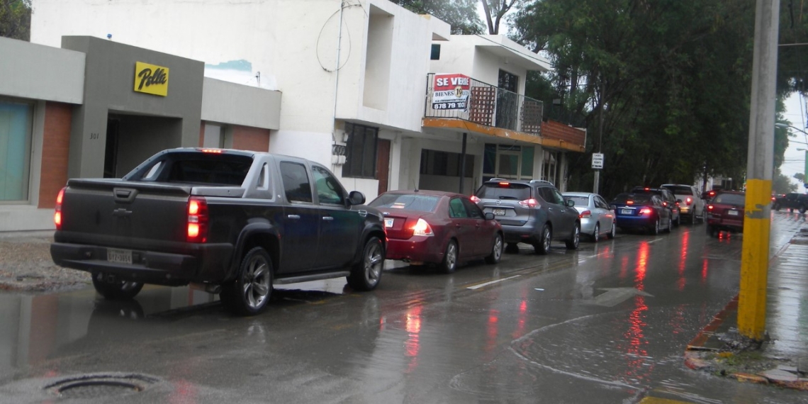 Se registran largas filas de automóviles hacia Eagle Pass