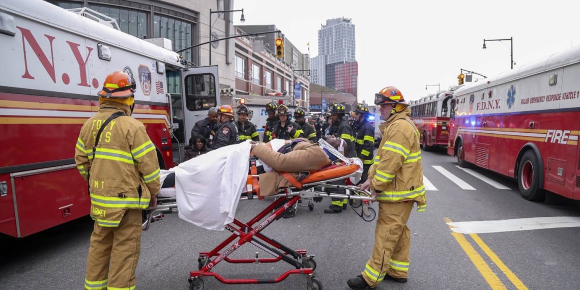 Accidente de tren en NY deja más de 100 heridos