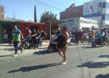 Desnudan y exhiben a presunto saqueador en Hidalgo