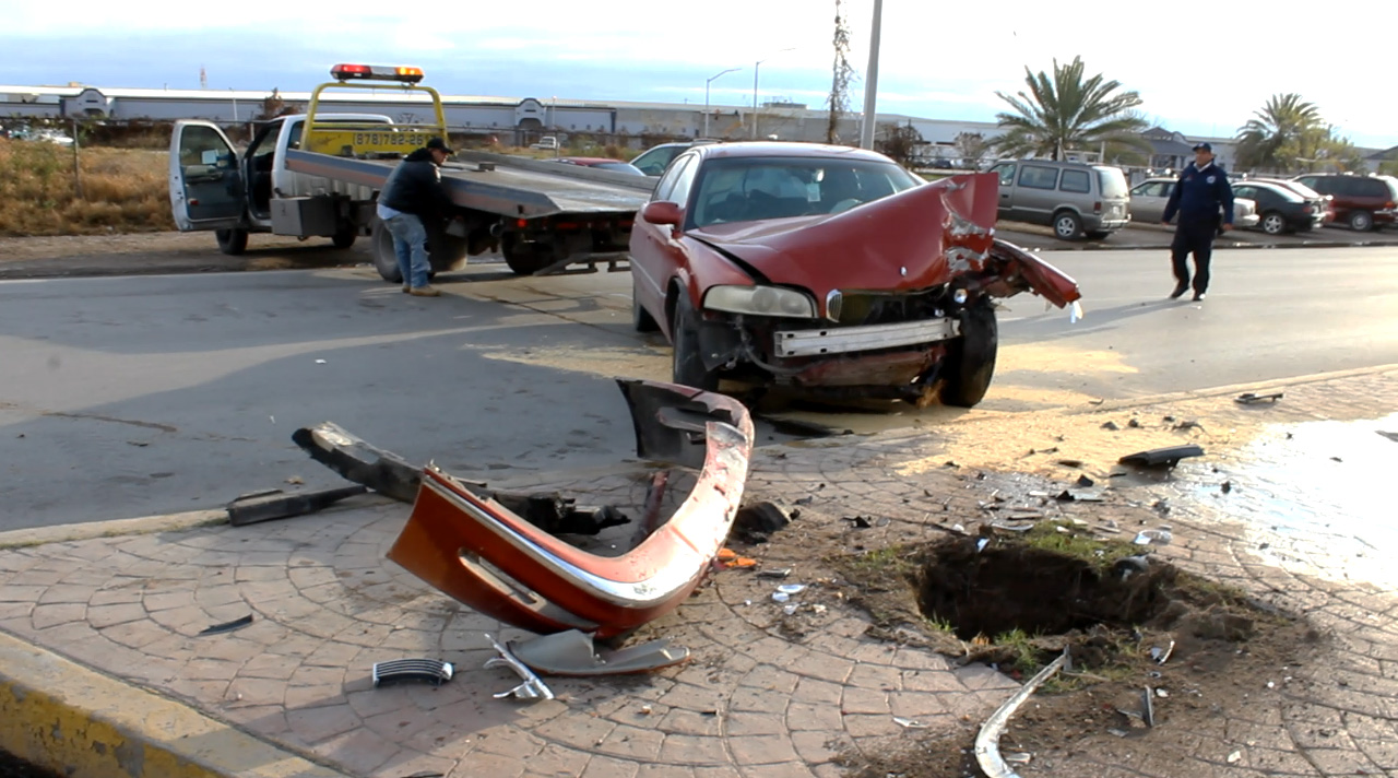 Se queda dormido al volante y choca contra una palma