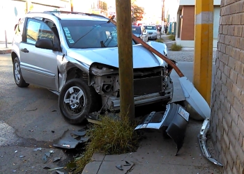 Mujer provoca fuerte encontronazo