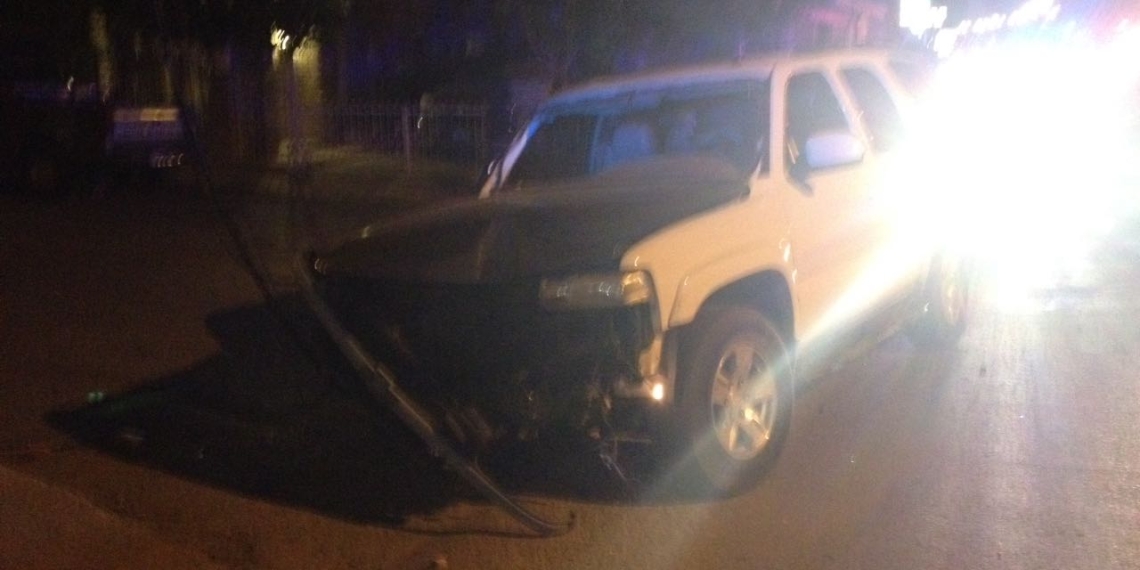 Responsable de chocar contra dos postes tomó sin permiso la camioneta