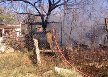 Niños incendian un cuarto de madera