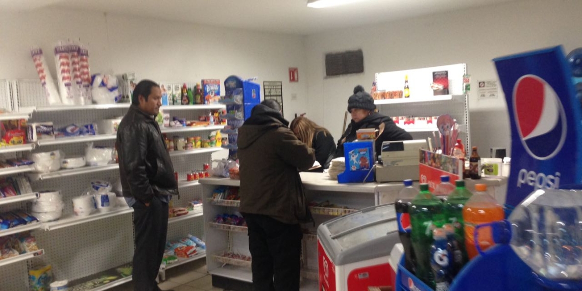Navaja en mano atraca depósito