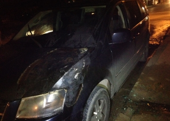 Corto circuito provoca incendio en camioneta