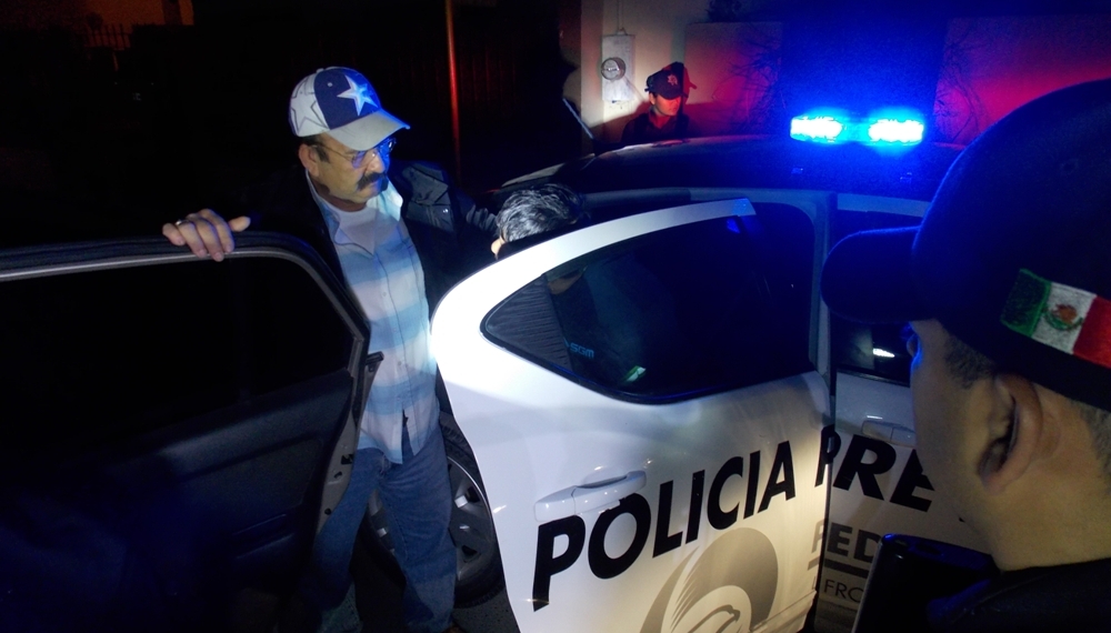 Pelean abuelos en pleno estacionamiento de centro comercial