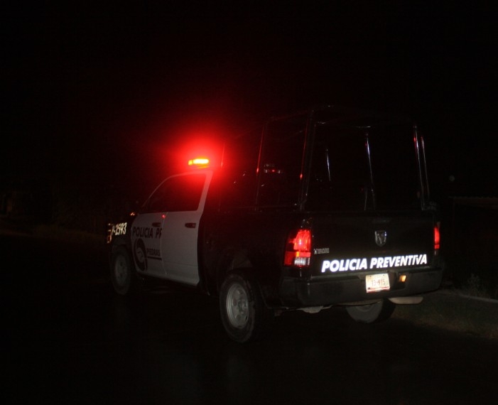 Le roban el carro mientras trabajaba