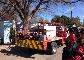 Pick up derrama combustible sobre transitada arteria