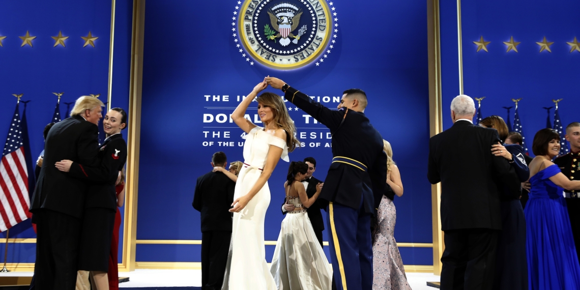 Sargento hispano hace bailar a Melania Trump