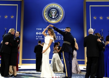 Sargento hispano hace bailar a Melania Trump
