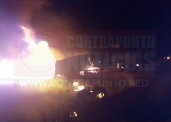 Choque de camiones deja a una persona quemada