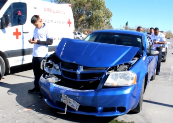 Se estampa atrás de camioneta