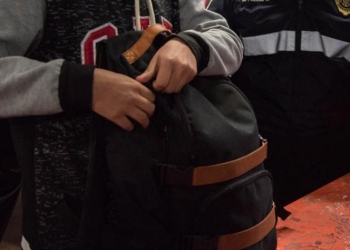 Prohíbe escuela de Tamaulipas uso de mochilas ‘para evitar tragedias’