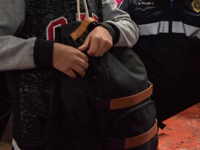 Prohíbe escuela de Tamaulipas uso de mochilas ‘para evitar tragedias’