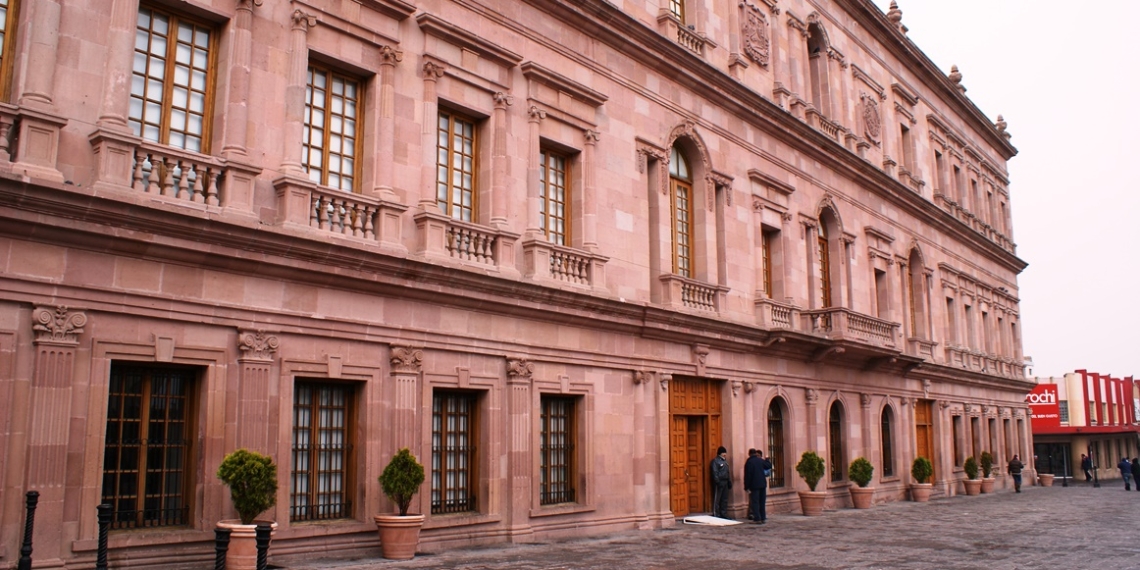 Piden licencia funcionarios estatales