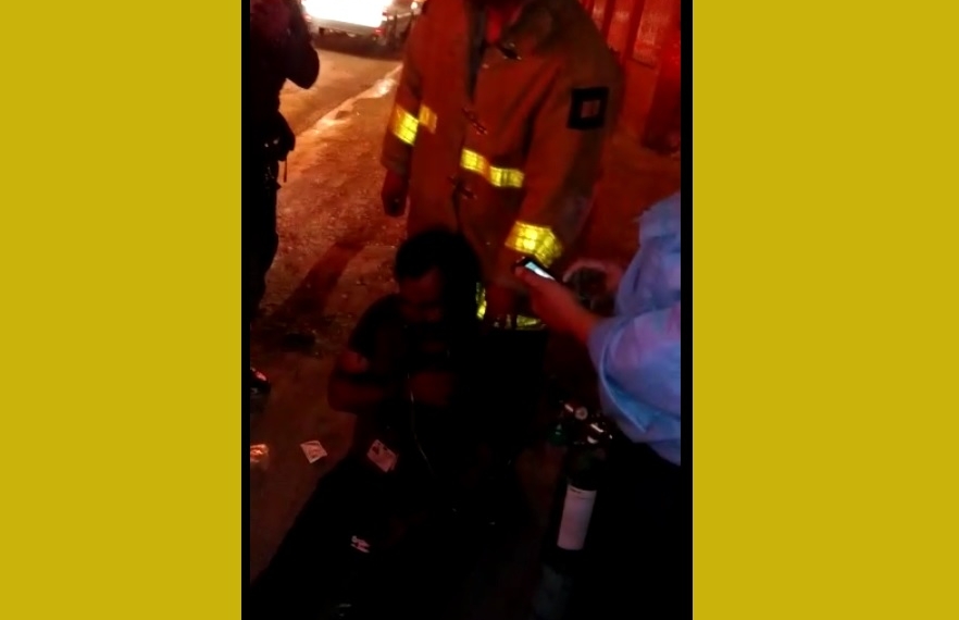 Se intoxica y se quema un pie en incendio