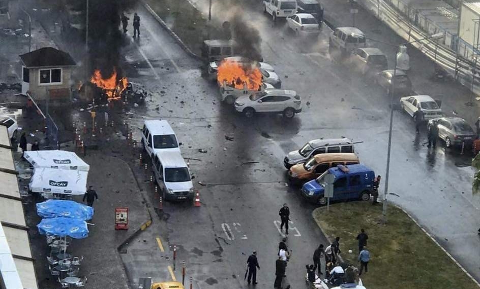 Mueren dos personas en otro atentado en Esmirna