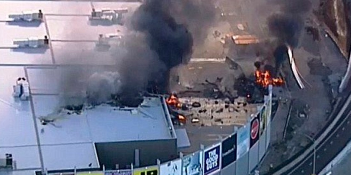 Avioneta se estrella contra centro comercial en Australia