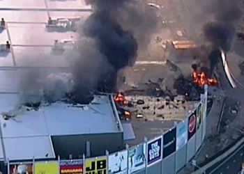 Avioneta se estrella contra centro comercial en Australia