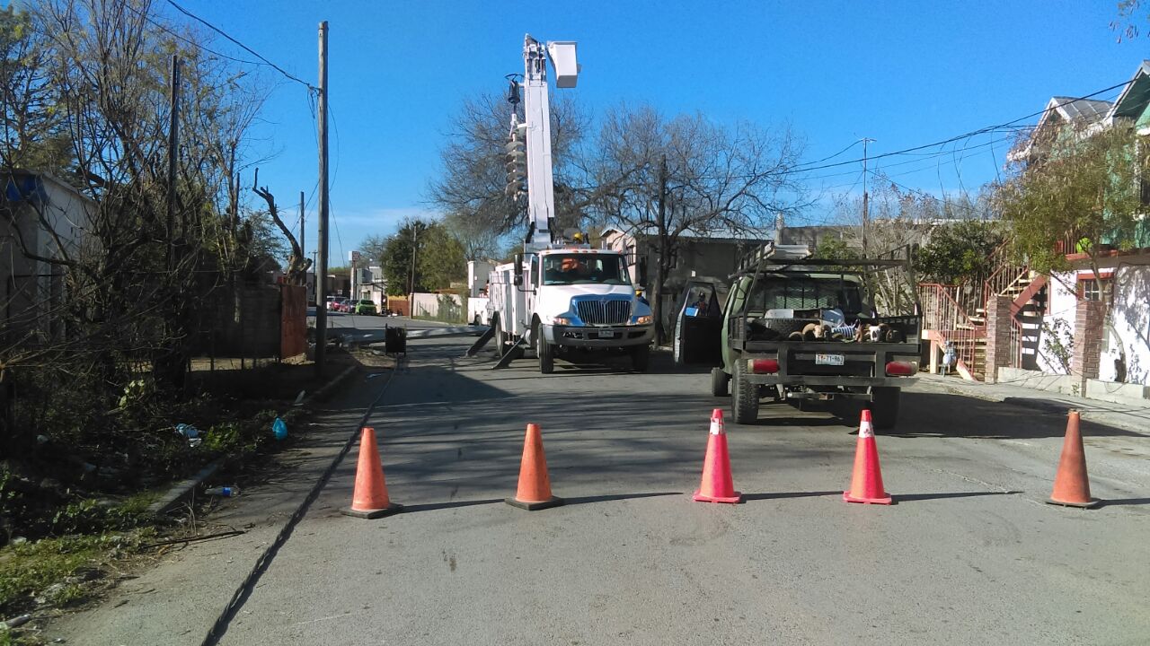 Derriba poste de energía eléctrica y deja sin luz a toda la colonia