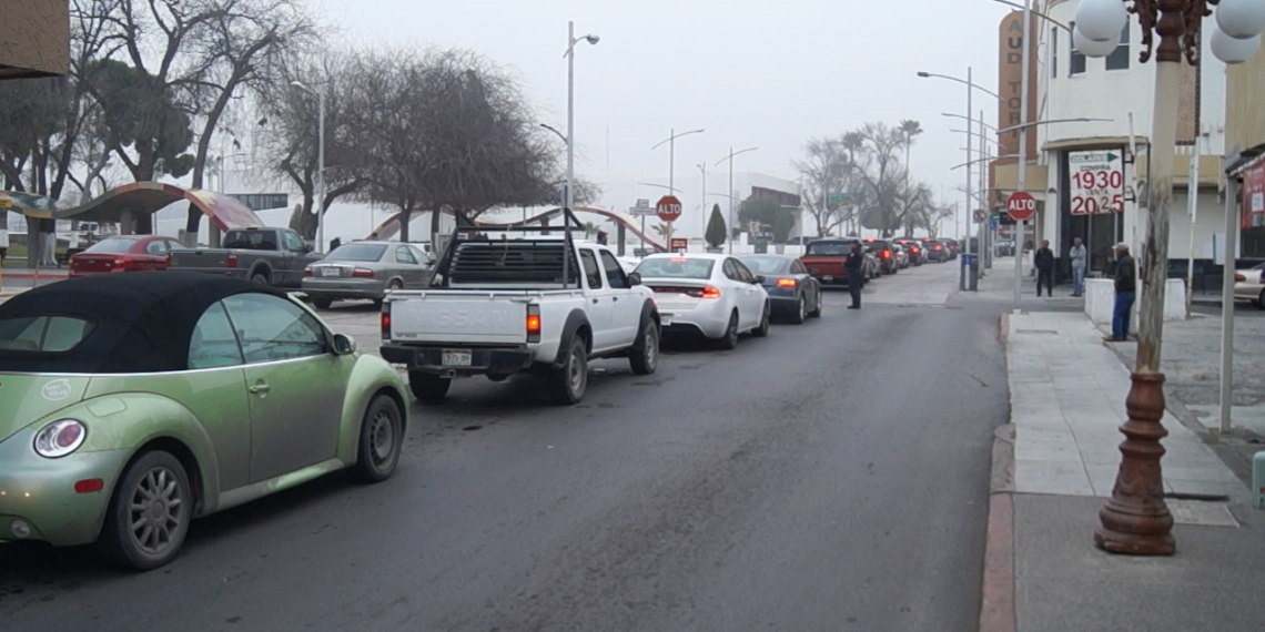Nigropetenses aprovechan el día inhábil para ir a Eagle Pass