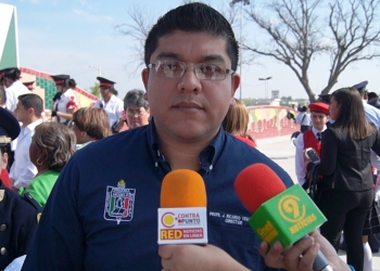 Alumnos de la escuela Modelo reciben lábaro patrio