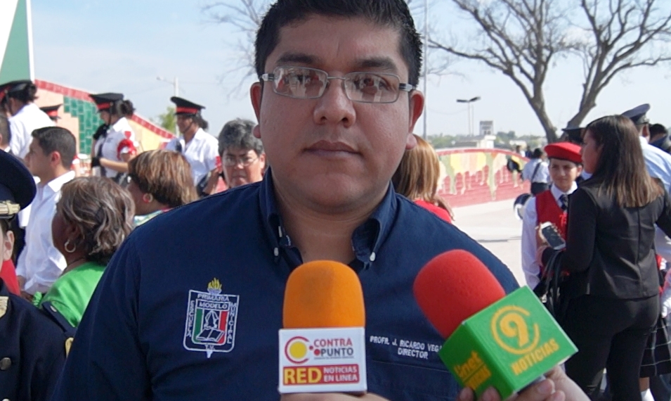 Alumnos de la escuela Modelo reciben lábaro patrio